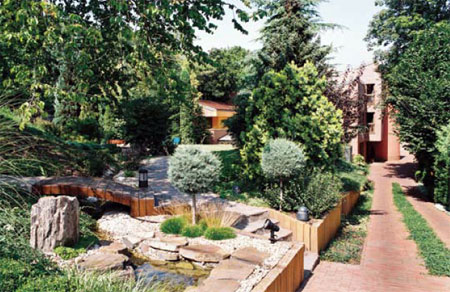 Anita HERCZEGNÉ SZÉKELY – A three-terraced garden with mature planting and moving water – Garden of the Year 2008 – Award of Special Merit
