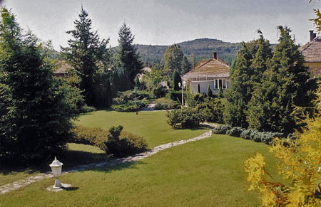 DOBOS Sára: Szokatlan kert, falusias környezetben - „AZ ÉV KERTJE” 2004 – oklevéldíjazás